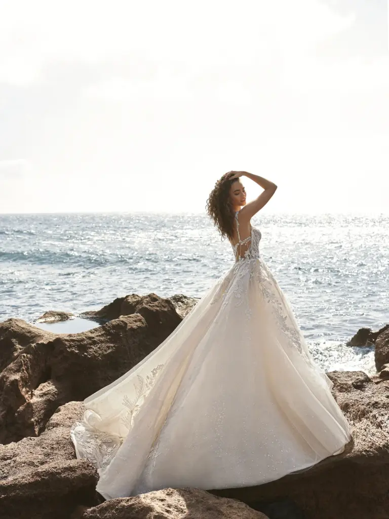 Enzoani_2024_SOC_Tiara_Bac_GreenLakeBeach_Web